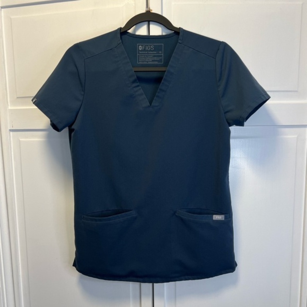 Figs Women’s Three-Pocket Scrub Top Size Women’s XS Color Steel Blue